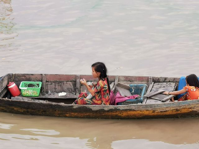 "...到落日，不过这些越南难民水上人家的生活状态让人震惊心痛，特别是那些小孩子们，只能困守于这块水域_洞里萨湖"的评论图片