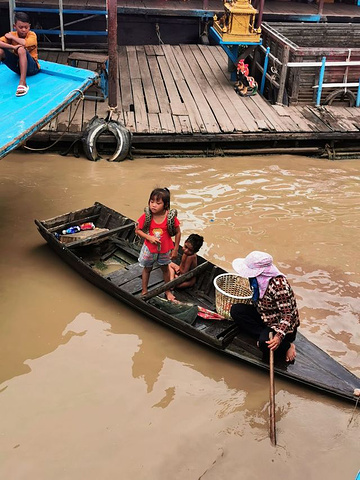 "...到落日，不过这些越南难民水上人家的生活状态让人震惊心痛，特别是那些小孩子们，只能困守于这块水域_洞里萨湖"的评论图片
