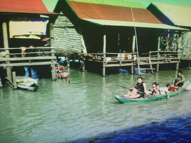 "这里的孩子游泳都特别好，很特别的地方。然后坐小船，所有的寺庙和小孩的学堂都需要坐船才能到_洞里萨湖"的评论图片