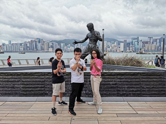 "...岁就可以来香港，但是我拒绝了，这次我来了，来选择儿时的偶像谢霆锋，和李小龙的足迹，我还会回来的_星光大道"的评论图片