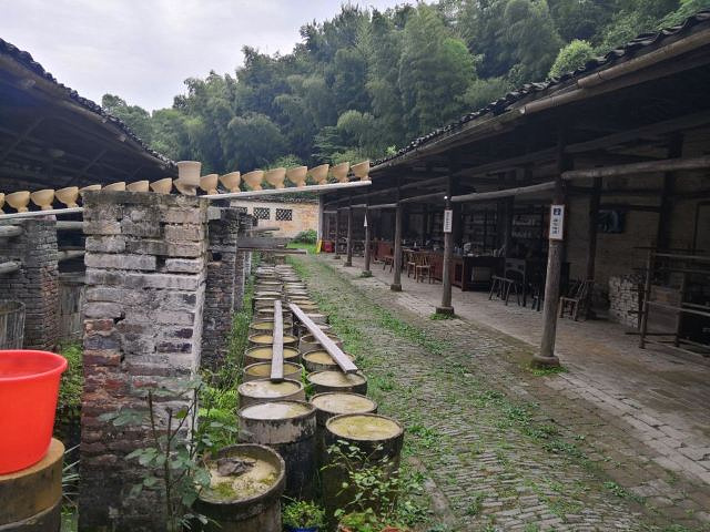 "去的时候刚好雨过天晴，景色还不错，适合照相。里面有展示制瓷的地方，大部分景点都是后来修建的_景德镇古窑民俗博览区"的评论图片