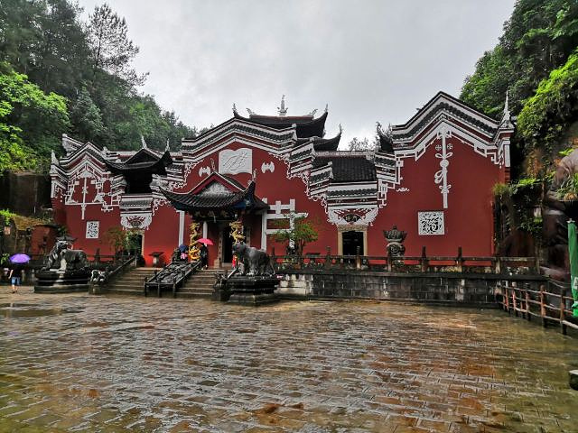 "雨中的土司城又赶上外围施工，一点好心情都没有全程湿答答的，预计两小时的游览路线，一个小时就出来了_恩施土司城"的评论图片