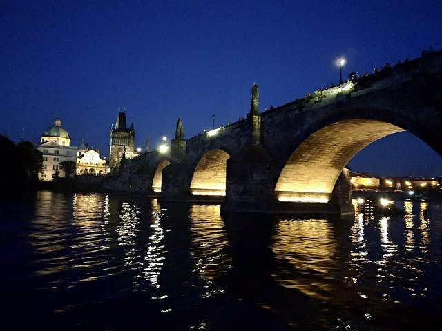 "跟布達佩斯的多瑙河遊船有的比，布達佩斯是多瑙河上最精華的一段，完全是城市中心的繁華，伏尔塔瓦河..._福尔塔瓦河畔"的评论图片