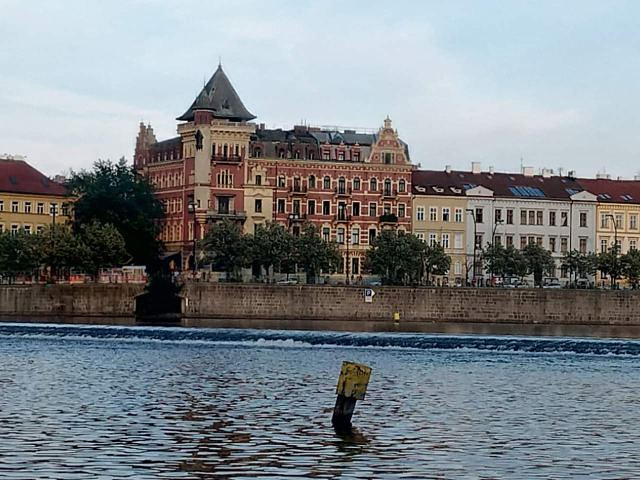 "跟布達佩斯的多瑙河遊船有的比，布達佩斯是多瑙河上最精華的一段，完全是城市中心的繁華，伏尔塔瓦河..._福尔塔瓦河畔"的评论图片