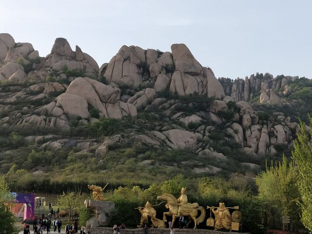 嵖岈山风景区山石特别奇特自然景观还是可以的单个石头个头都很大山上