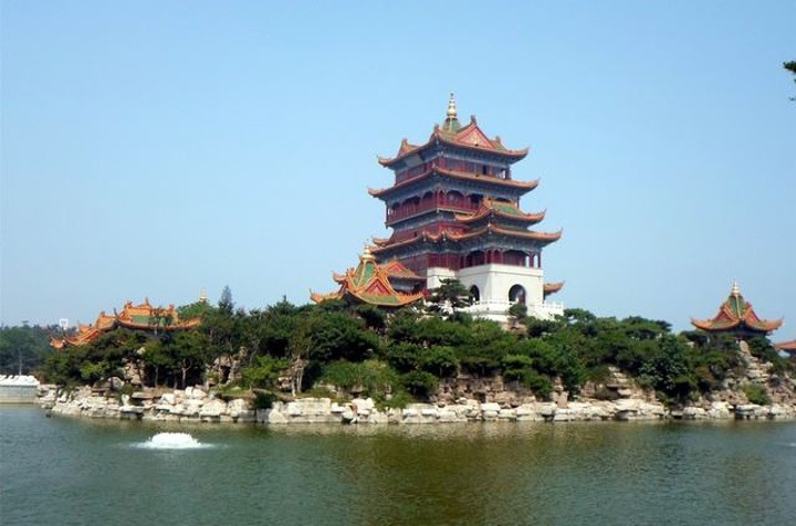 整个景区由三和大殿蓬莱仙岛方壶胜境瀛洲仙境瀛洲书院珍宝馆玉佛寺