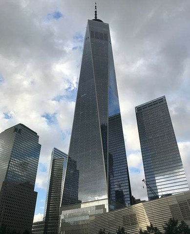 "11中遇难的人们献上美丽贡品的地方。我们没有走进纪念馆，而是在广场和喷泉周围走了一下_9/11纪念馆"的评论图片