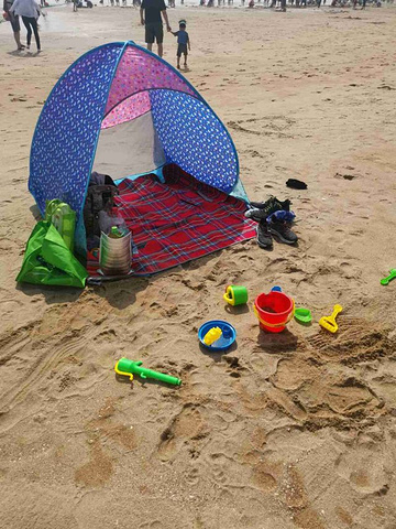 "所以还是适合周边地区的人们周末带娃一日游，小朋友挖沙子很开心。景点内物价比较奇葩，建议自己带水什么的_东疆湾沙滩景区"的评论图片
