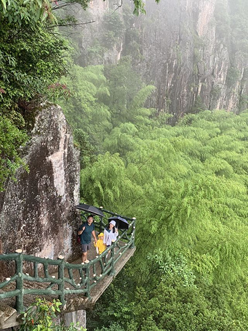 "景区非常的唯美，在高处看到云雾缭绕和梯田，美不胜收_南尖岩景区"的评论图片