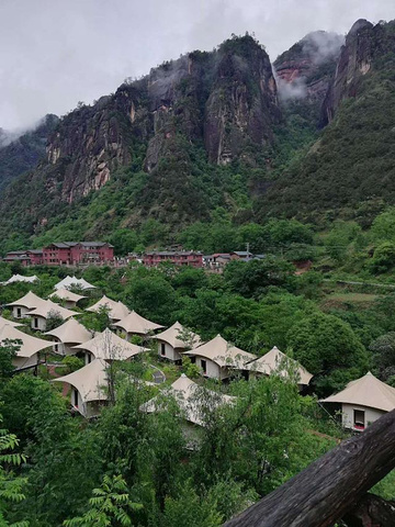 "越走越高，越走越胆怯，但动作慢慢熟练，能够俯瞰到山中独特的风景，也渐渐不再恐高_老君山黎明黎光丹霞地貌景区"的评论图片