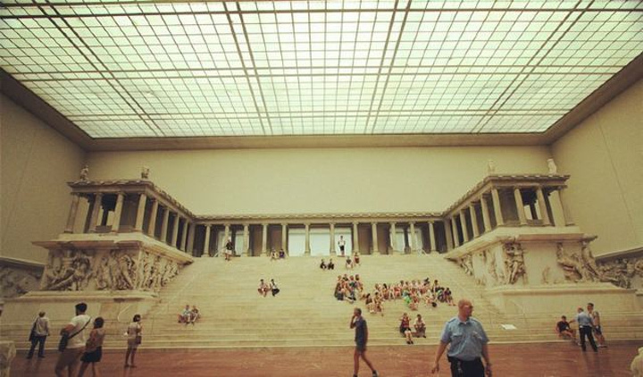 "...个博物馆了，一定要去参观，整个博物馆的外观就是一个希腊式的神庙的建筑，内部很大，藏品非常的丰富_佩加蒙博物馆"的评论图片