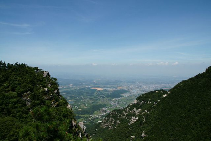 峭壁陡崖飛瀑布奇峰秀嶺繞雲煙瀑布是廬山的一大奇觀長江南岸鄱湖畔拔