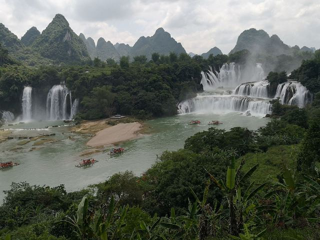 "中越边境的大瀑布，山青水绿，可以坐竹排感受近距离的水汽！界牌旁边的越南小商品市场有很多越南特产_德天跨国瀑布景区"的评论图片