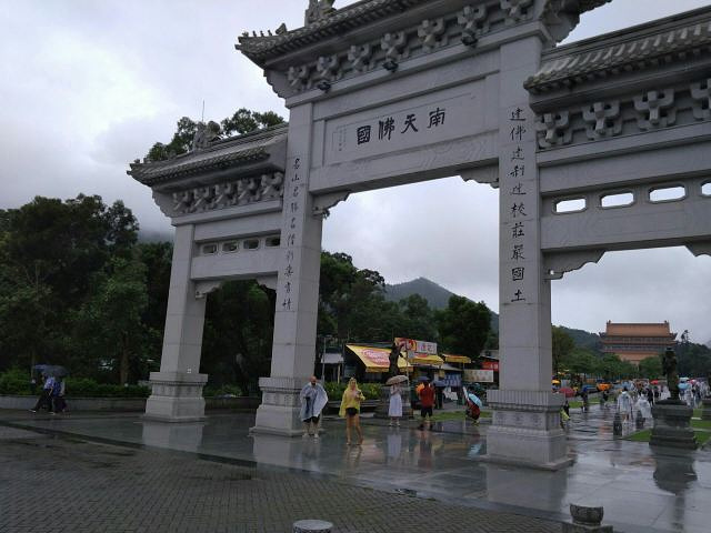"非常干净。香港大屿山的宝莲寺，千年古刹。虔诚的志愿者在宝莲寺里义务为游客和有需要的香客免费提供帮助_宝莲禅寺"的评论图片