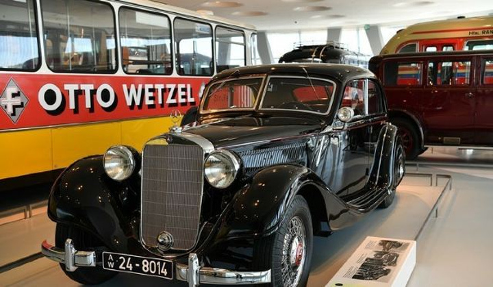 "...的建筑结构，为游客提供了两条参观的路线，里面能够看到160多辆奔驰公司的各种经典车型，挺不错的_梅赛德斯奔驰博物馆"的评论图片