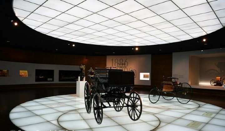 "...的建筑结构，为游客提供了两条参观的路线，里面能够看到160多辆奔驰公司的各种经典车型，挺不错的_梅赛德斯奔驰博物馆"的评论图片