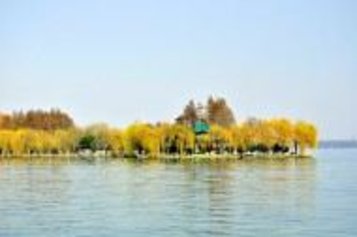 "很好看。武汉东湖不是一般的大，而且周围都挺好看的，这一圈下来可玩性很大，一天半天转不完_东湖"的评论图片