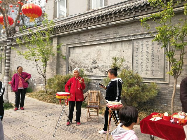 "青州古城，那一排大牌坊撑起了这一街的繁华。在街道两旁，还有老艺人展示技艺和展示作品，趣味性增添不少_青州古城"的评论图片