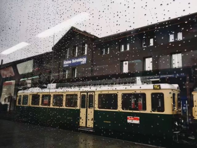 "即使下雨了，弥漫在雨雾中的景色也不由得让人发出惊叹！真的是个自然风光取胜的国家_少女峰"的评论图片