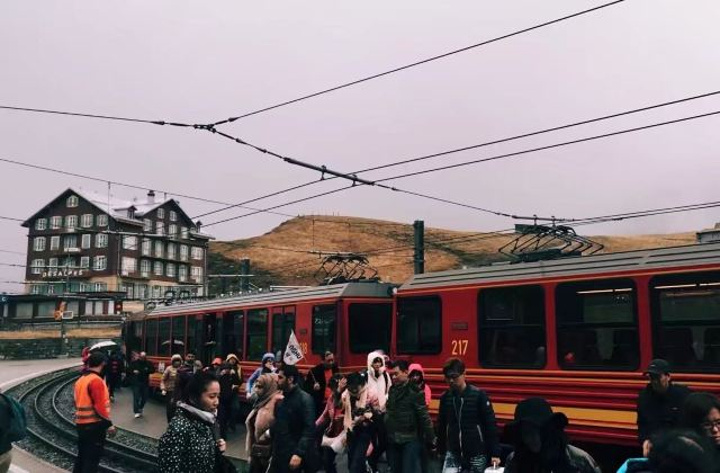 "即使下雨了，弥漫在雨雾中的景色也不由得让人发出惊叹！真的是个自然风光取胜的国家_少女峰"的评论图片