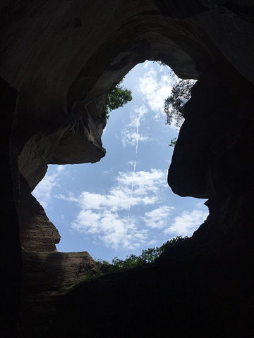"【景色】&#x0A;水質非常清澈！【性价比】。這是伍山石窟的一部分，景區左邊一路走來有洞窟有石刻_不周神山景区"的评论图片