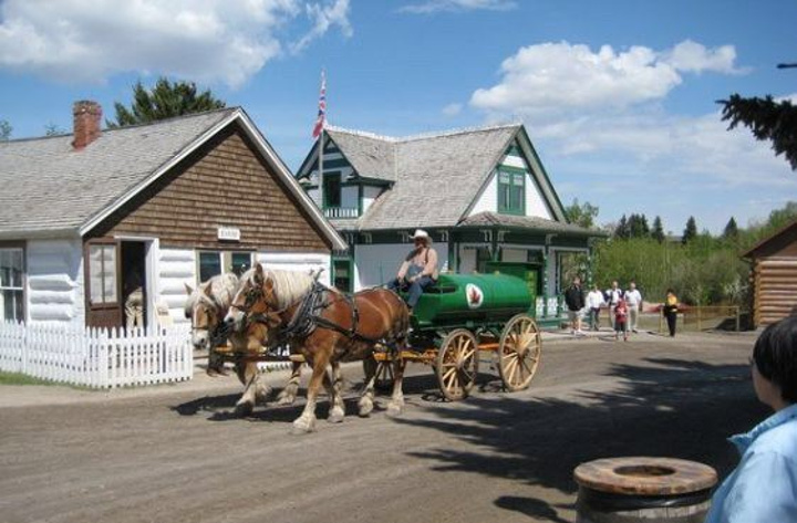 "民俗公园历史村是反映了加拿大早起的形态，历史村有一些仿古的建筑物和交通工具，可以感受到西部开发..._民俗公园历史村"的评论图片