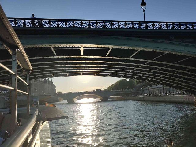 "游船全程1小时、埃菲尔铁塔下面3号码头上船、会经过巴黎圣母院、卢浮宫等景点、上下两层船、有中文讲解、_塞纳河"的评论图片