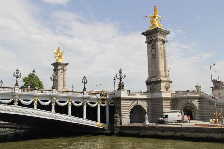 "是游客及巴黎人游览塞纳河附近经典景点的最好方式，坐在船上看河岸两旁的建筑，看河上风格不同的桥，..._塞纳河"的评论图片