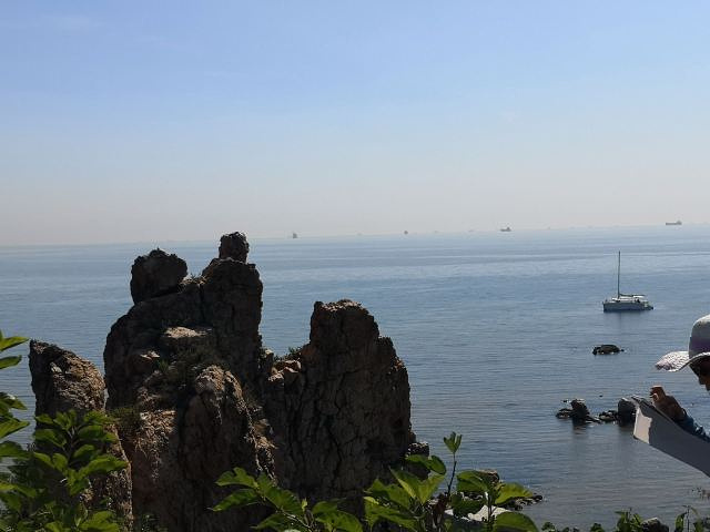 鸽子窝公园(又称鹰角公园)位于北戴河海滨的东北角,毗邻滨海大道,是