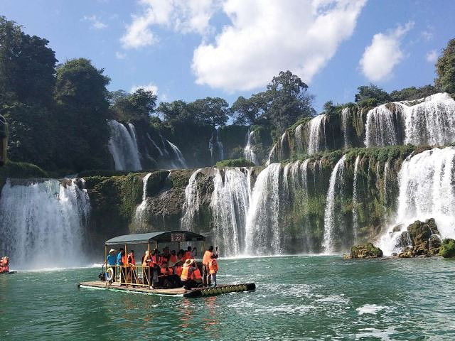 "...镇德天村，中国与越南边境处的归春河上游，瀑布气势磅礴、蔚为壮观，就是路途太远，但还是值得一去的_德天跨国瀑布景区"的评论图片