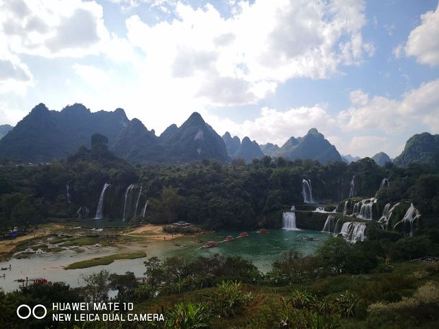 "...镇德天村，中国与越南边境处的归春河上游，瀑布气势磅礴、蔚为壮观，就是路途太远，但还是值得一去的_德天跨国瀑布景区"的评论图片