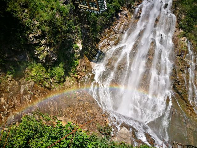 "...点去，人少，拍照方便，路上风景很美，上到山顶观看瀑布更壮观，站在玻璃桥上看彩虹瀑布，更惊险刺激_大别山彩虹瀑布"的评论图片