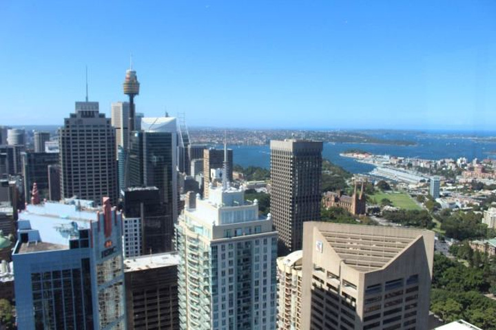 "虽然我觉得这种类型的塔只是各大城市互相模仿的类似建筑，但是雪梨塔的外观在白日与日光一样闪耀，夜..._悉尼塔"的评论图片