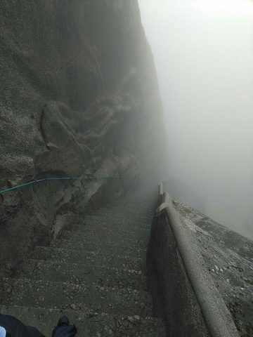 "险峻无比，很适合喜欢刺激的攀爬，山顶上各种怪石嶙峋，奇形怪状，让人目不暇接，美中不足的是自己运..._天柱山"的评论图片