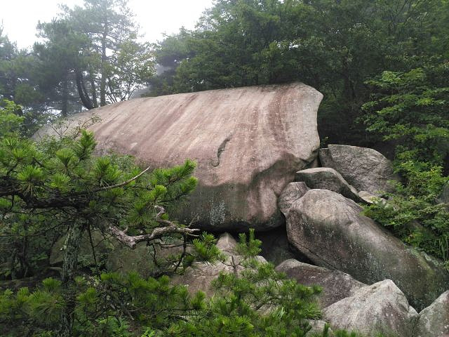 "险峻无比，很适合喜欢刺激的攀爬，山顶上各种怪石嶙峋，奇形怪状，让人目不暇接，美中不足的是自己运..._天柱山"的评论图片