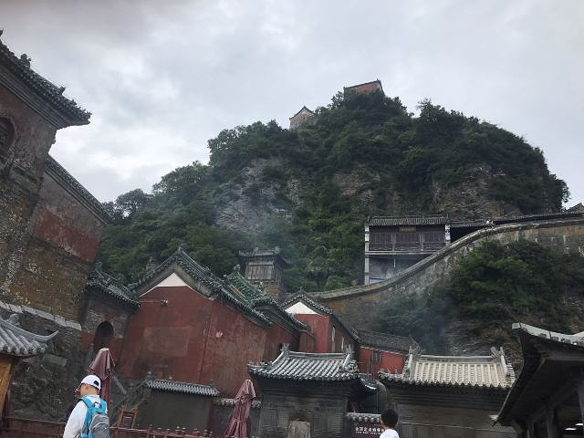 武當山景區開發得比較完善,可惜我們那天去的時候,直接乘景區公交車去