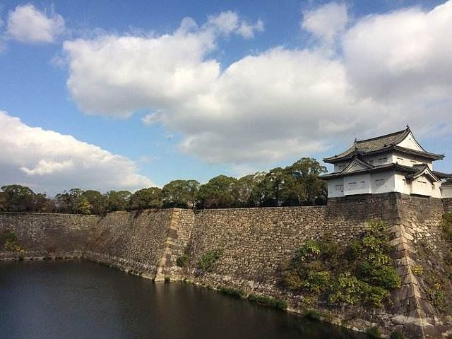 "绿瓦白墙、宏伟壮观，为丰臣秀吉建造，为“日本第一名城”，现在被改为公园，开设于1931年，总面..._大阪城天守阁"的评论图片