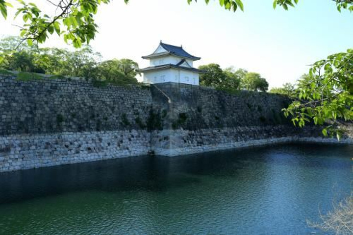 "大阪城公园面积非常大，门票免费。园中设有小火车，游人可乘坐小火车游览&#x20;大阪城公园_大阪城天守阁"的评论图片