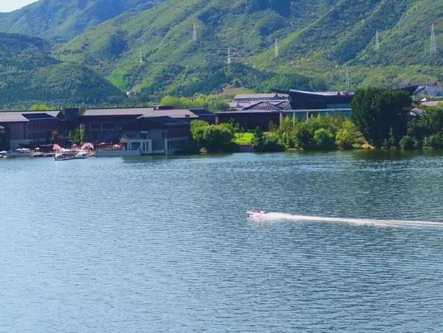 "如今的怀柔，大小河流处处暖风轻拂，河水潺潺、鸟鸣长空、鱼游碧水，美丽的生态画卷跃然眼前_雁栖湖"的评论图片