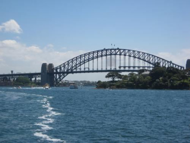 "踏上这个标志性的大桥，不单单可以饱览整个港口的景色，还可以望见歌剧院，不怕高的话还可以登上这条..._悉尼海港大桥"的评论图片