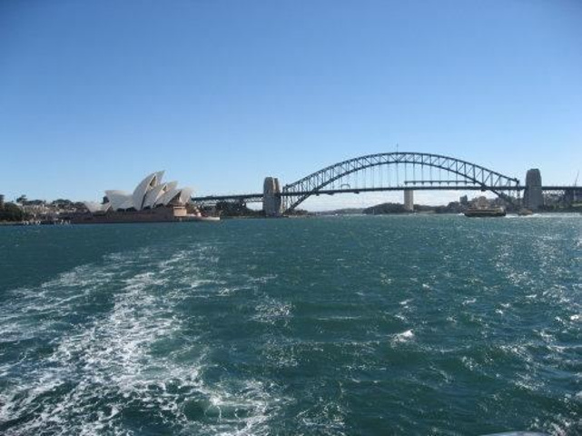 "踏上这个标志性的大桥，不单单可以饱览整个港口的景色，还可以望见歌剧院，不怕高的话还可以登上这条..._悉尼海港大桥"的评论图片