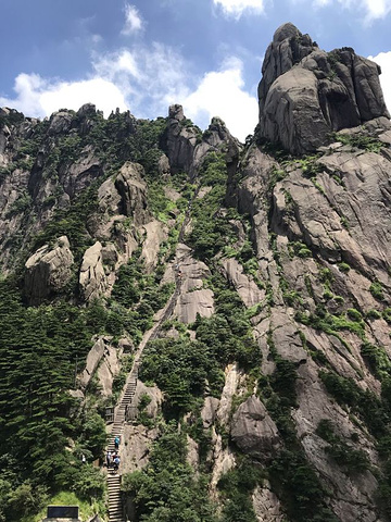 黄山位于安徽省南部黄山市境内,有72峰,主峰莲花峰海拔1864米,与光明