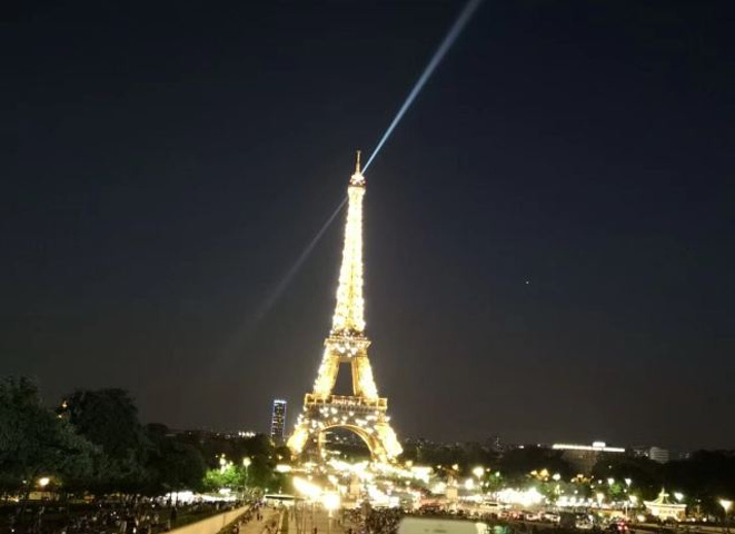 "...采，埃菲尔铁塔总高度是324米，一定要去看一下巴黎的夜景，尤其是埃菲尔铁塔，不过一定要注意安全_埃菲尔铁塔"的评论图片