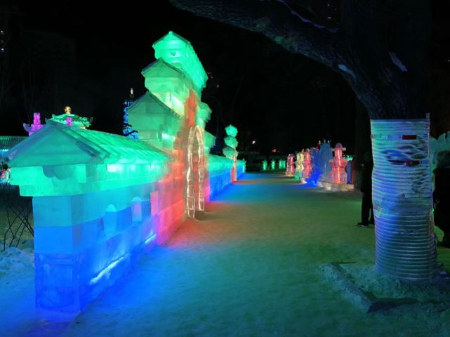 "...季的冰雪大世界非常有名，各种各样的冰雕，在灯光效果下，绚烂多彩，很是精美，这里是经典的冰雪乐园_哈尔滨冰雪大世界"的评论图片