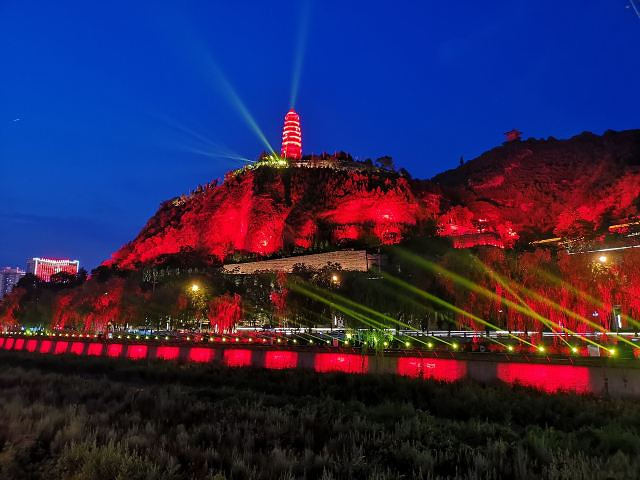 延安宝塔山不高可以从步行登山梯道登山爬上去再从观光车的汽车道下山