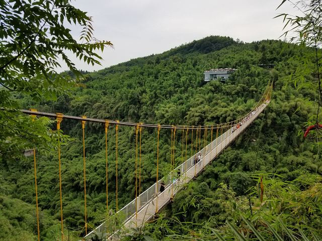 "一喊就泼水的神奇呐喊泉，云雾缭绕的深谷栈道，制高点观景平台，惊险的吊桥（记得好像叫仙侣牧云桥）..._川西竹海景区"的评论图片