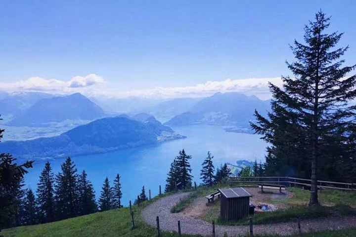 "瑞吉山是瑞士卢塞恩著名的旅游景区，在山上的瞭望台可以远眺远处的雪山，湖泊，山上高处有美丽的高山..._瑞吉山登顶"的评论图片