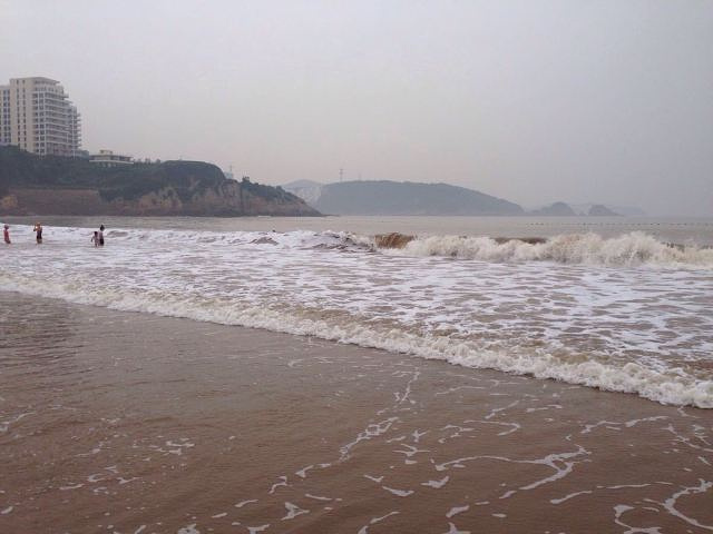 "非常原生态，景点不多，适合度假，我们住在海滩边的君廷，特别喜欢去海滩边玩，附近民宿也很多，海鲜..._秀山岛"的评论图片