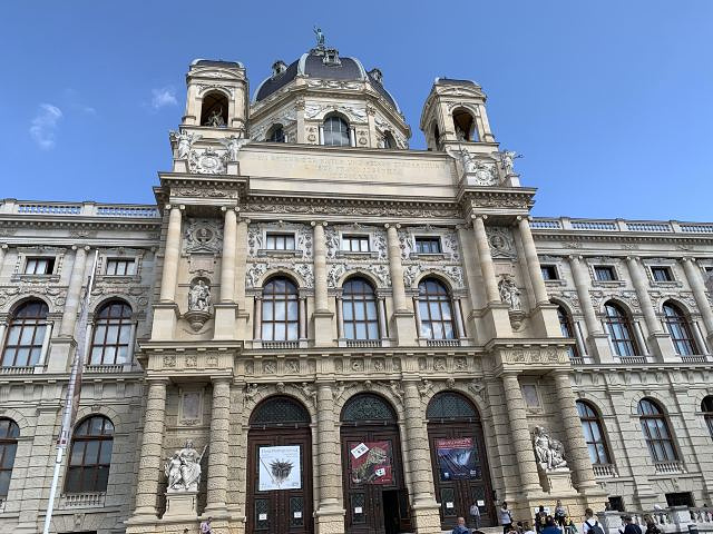 "...钟，迎面两幢完全相的建筑，左边是自然史博物馆，右边是艺术史博物馆，中间是英雄广场，大是雄伟壮观_维也纳艺术史博物馆"的评论图片