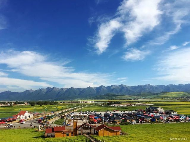 "风光瑰丽的祁连山大峡谷，令人赏心悦目，如临仙境_门源百里油菜花海"的评论图片